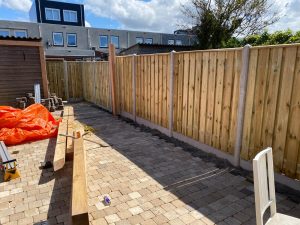 Nieuwe houten schutting langs een tuin in aanleg in Almere