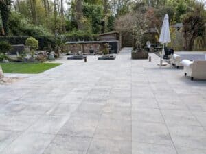 Team Tuintotaal legt stijlvolle en functionele bestrating aan in een tuin in Lelystad