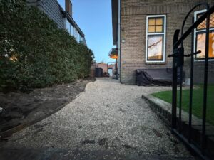 Zijpad met siergrind langs de woning in Bussum