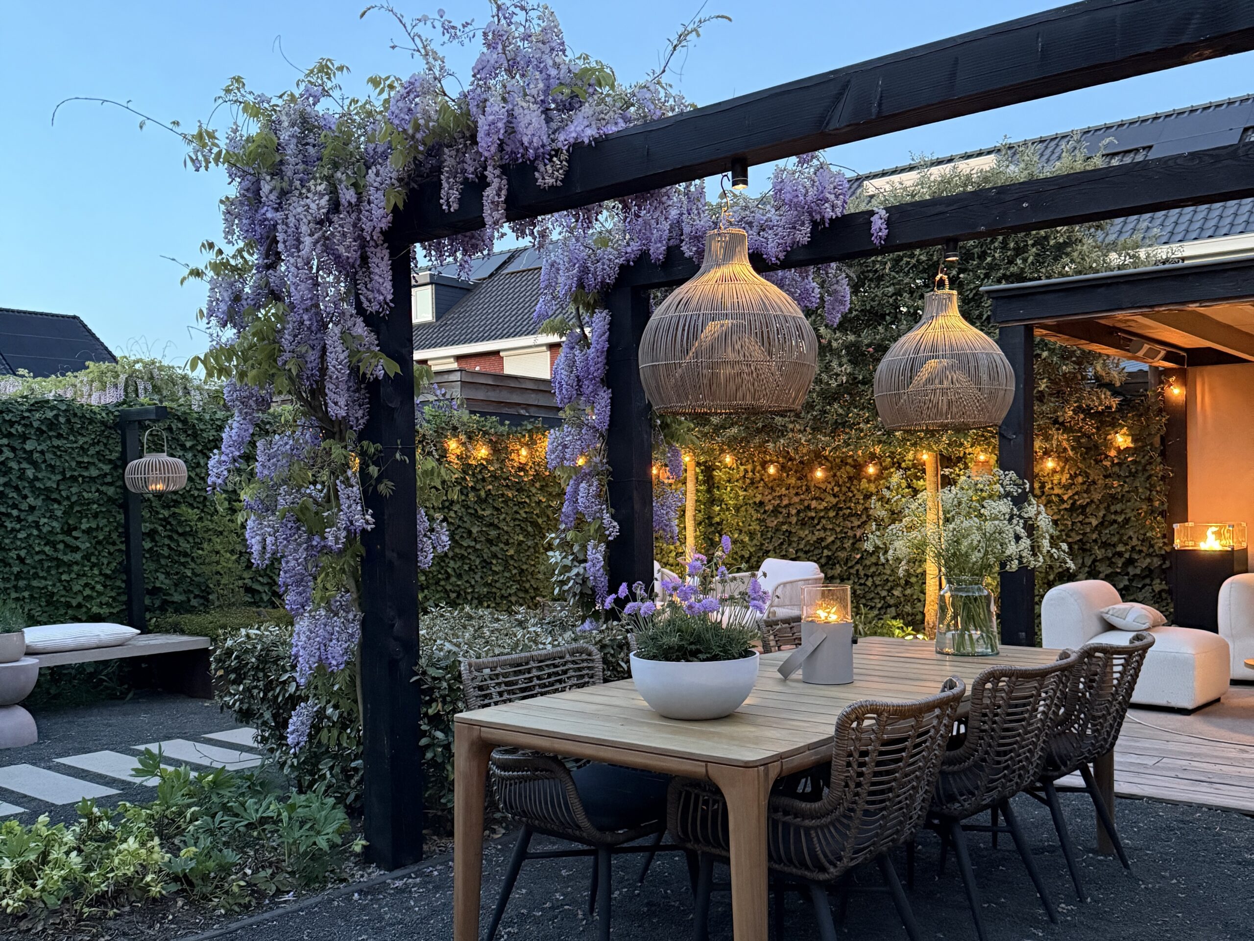 Plaatsing van een pergola in een tuin in Almere